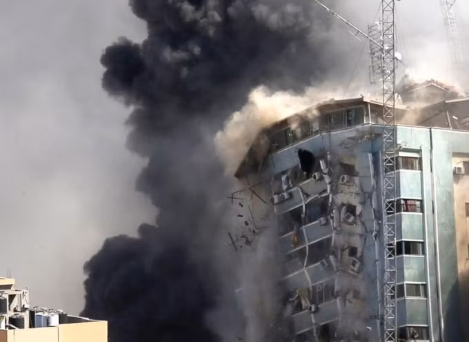 Tòa nhà có các văn phòng của hãng thông tấn AP và các phương tiện truyền thông khác ở thành phố Gaza sụp đổ sau khi bị tấn công bởi một cuộc không kích của Israel vào thứ Bảy, ngày 15 tháng 5 năm 2021 - Ảnh AP / Hatem Moussa