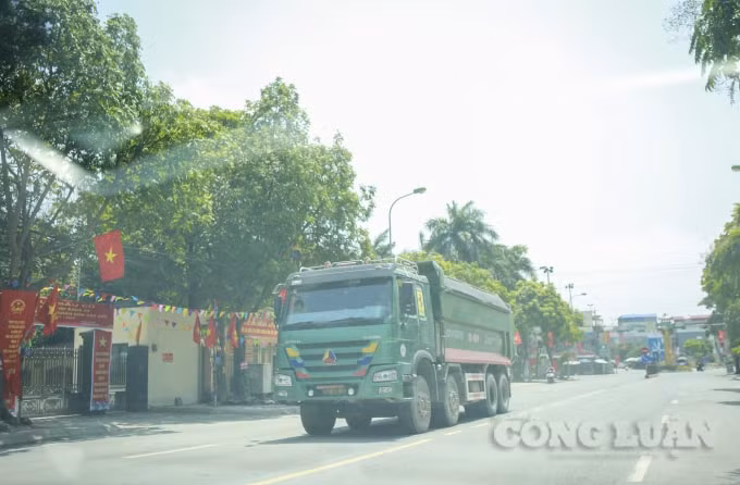 Các xe cơ nới, quá tải không chỉ di chuyển qua tuyến đường đang thi công cầu Quan Sơn, mà hầu hết khắp các trục đường quanh trung tâm huyện Mỹ Đức (Hà Nội). Điều kỳ lạ là các xe này đều có thể di chuyển bình thường, thoải mái mà không bị kiểm tra, xử lý.