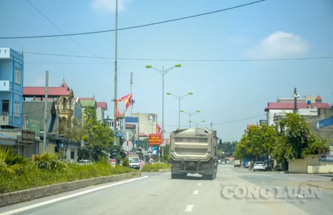 Các xe tải hầu hết là chở vật liệu xây dựng như đất, đá..., được lấy ở các mỏ đá, đất gần đó và đa số đều cơi nới thùng xe, có ngọn.