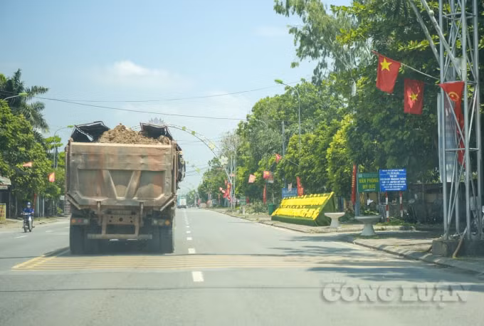 Một chiếc xe tải cơi nới, chở đất vô tư di chuyển trước cổng trụ sở Đội thanh tra GTVT huyện Mỹ Đức.