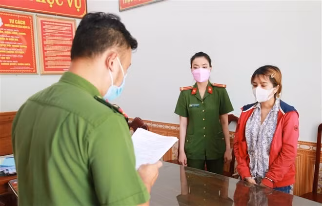 Lê Thị Kim Khánh (39 tuổi, trú tổ 24, phường Hòa Cường Bắc, Hải Châu, Đà Nẵng) đã bị Công an TP. Đà Nẵng bắt tạm giam 4 tháng để điều tra về hành vi lừa đảo chiếm đoạt tài sản. Ảnh: vtc.vn