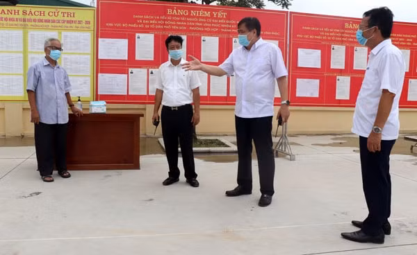 Đồng chí Bí thư Thành ủy Nguyễn Ngọc Bình kiểm tra công tác bầu cử tại phường Đồng Tâm.