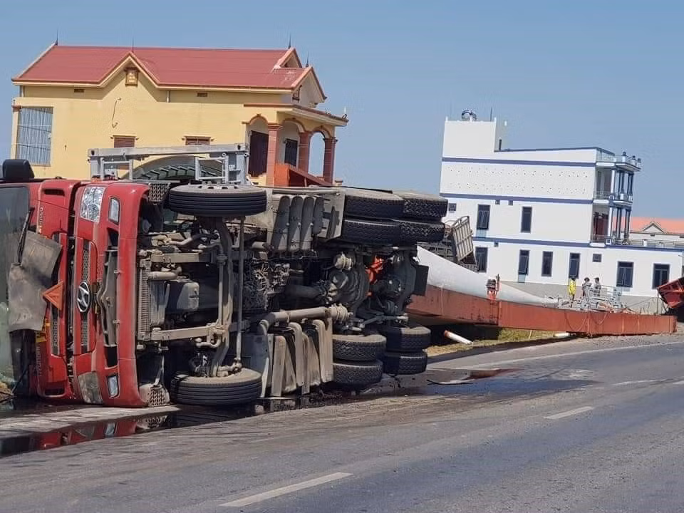 Hiện trường vụ lật xe chở cánh quạt điện gió. Ảnh: laodong.vn