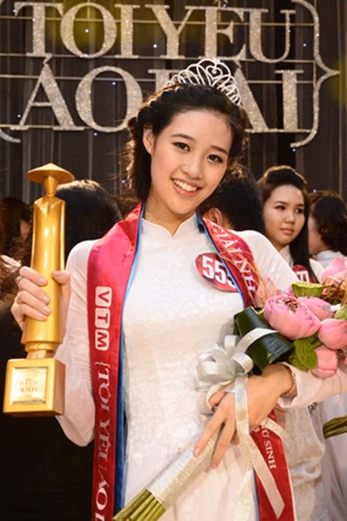 Khánh Vân có thành tích đầu tiên khi đăng quang Hoa khôi Áo dài 2013.