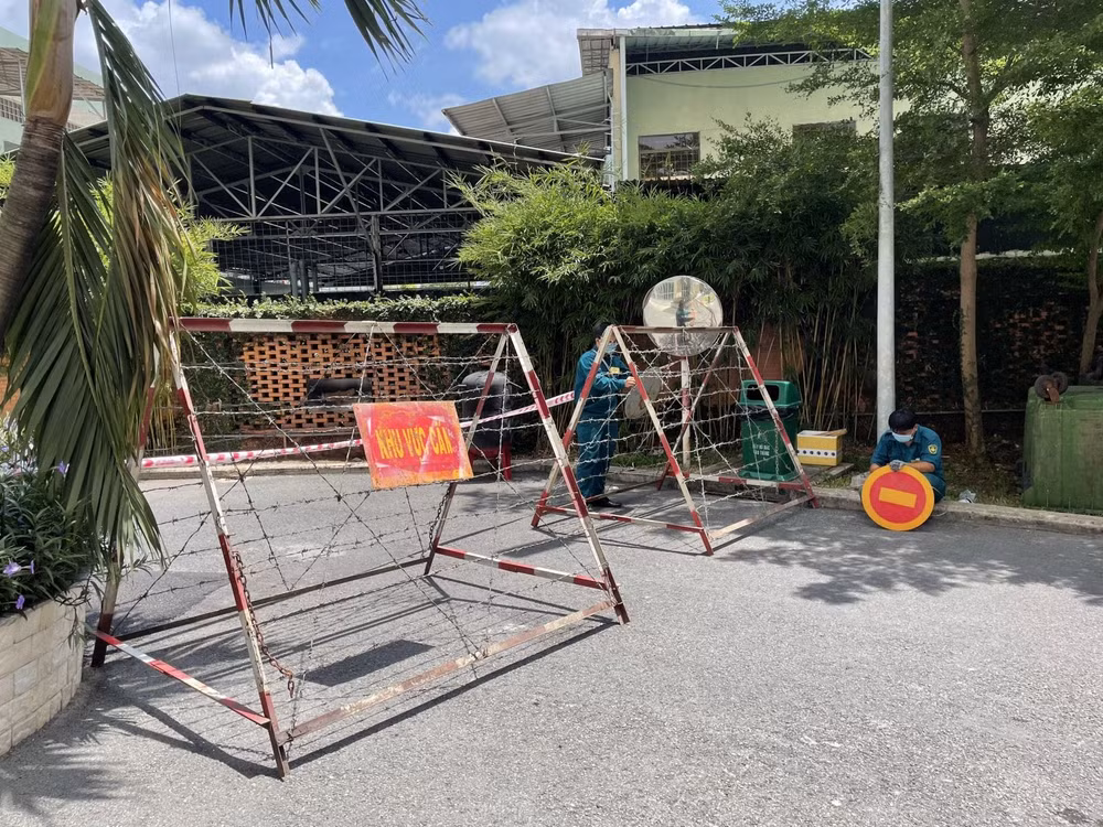 Hình ảnh khu vực cổng trước và sau chung cư ngay cạnh tòa nhà Block A1 được phong tỏa. Ảnh: baotintuc.vn
