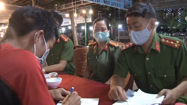 UBND TP. Huế ra quyết định xử phạt vi phạm hành chính đối với một số đơn vị, cá nhân vi phạm các tiêu chí, quy định phòng chống dịch Covid-19, được quy định tại Nghị định 117/2020/NĐ-CP của Chính phủ quy định xử phạt vi phạm hành chính trong lĩnh vực Y tế. Ảnh: TL