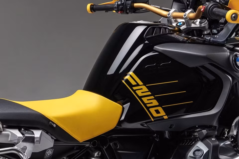 BMW R 1250 GS Adventure Edition 40 Years GS. Ảnh: Motortrivia