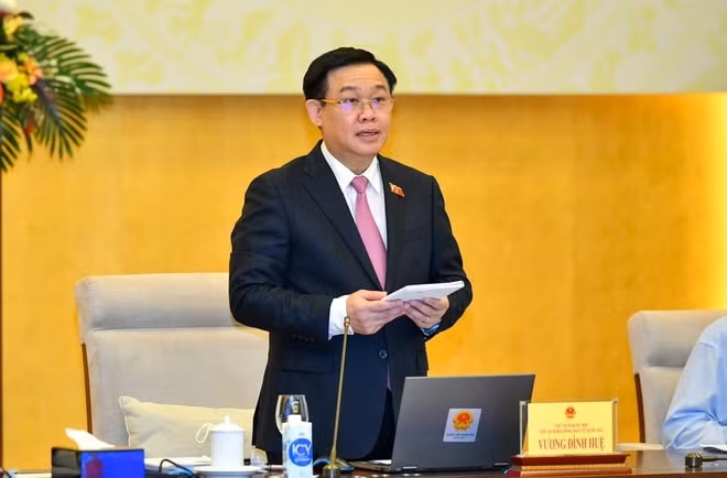 Chủ tịch Quốc hội Vương Đình Huệ, Chủ tịch Hội đồng Bầu cử quốc gia phát biểu tại phiên họp.