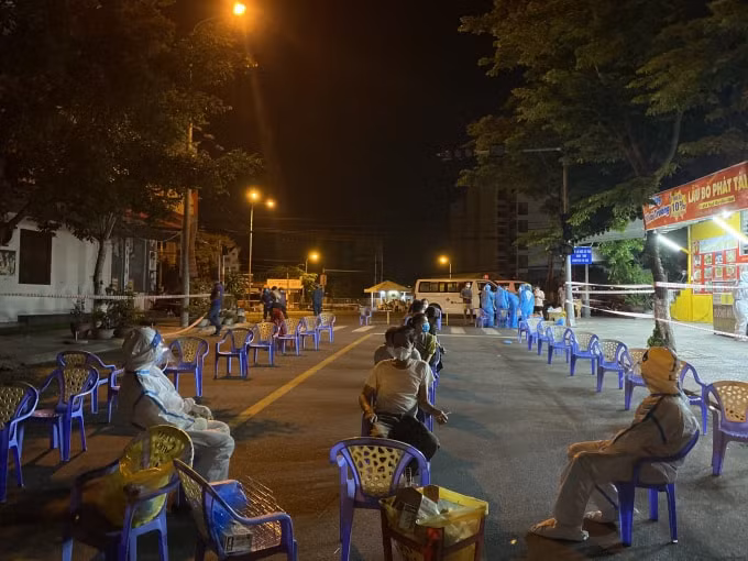 Chủ động, bình tĩnh và sáng tạo, Đà Nẵng đã và đang thể hiện tinh thần “tổng tiến công” chứ không để mình bị động trong cuộc chiến chống dịch.