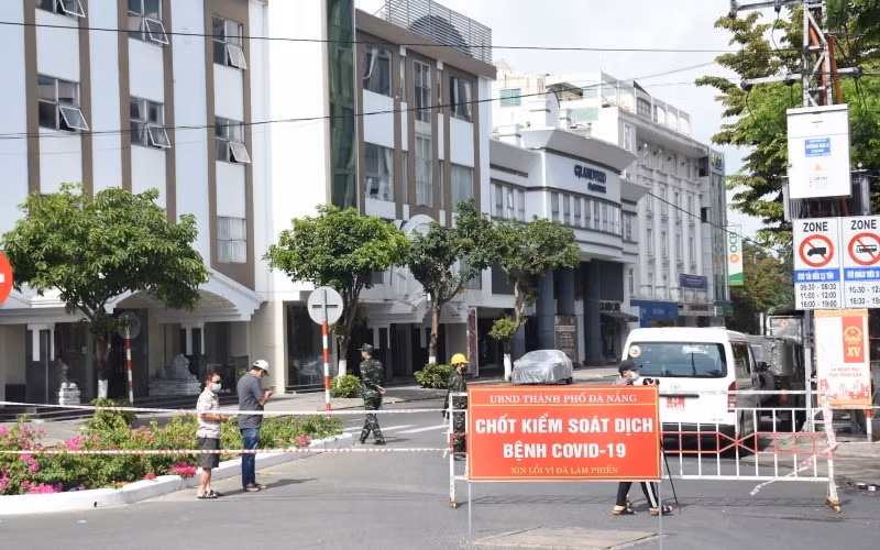 Đà Nẵng phong tỏa nhiều khu dân cư sau khi ghi nhận các ca dương tính với Covid-19. Ảnh: TL