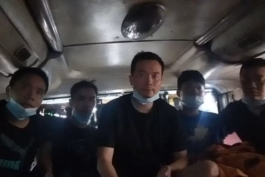 Hình ảnh nhóm người Trung Quốc bị phát hiện trốn trong xe khách vào TP. HCM. Ảnh: Công an Đồng Nai