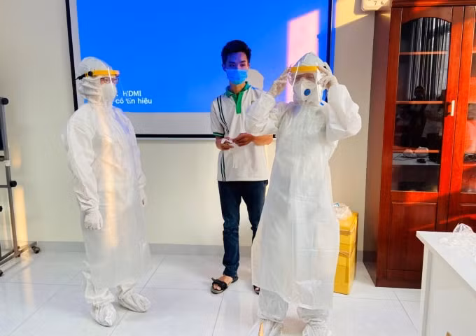 Các tình nguyện đang thực hành các kỹ năng cần thiết khi tham gia hỗ trợ phòng, chống dịch Covid-19.