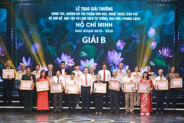 Trao Giải thưởng sáng tác, quảng bá tác phẩm văn học, nghệ thuật, báo chí về chủ đề “Học tập và làm theo tư tưởng, đạo đức, phong cách Hồ Chí Minh” giai đoạn 2018-2020, ngày 13/5/2020. Ảnh: TL