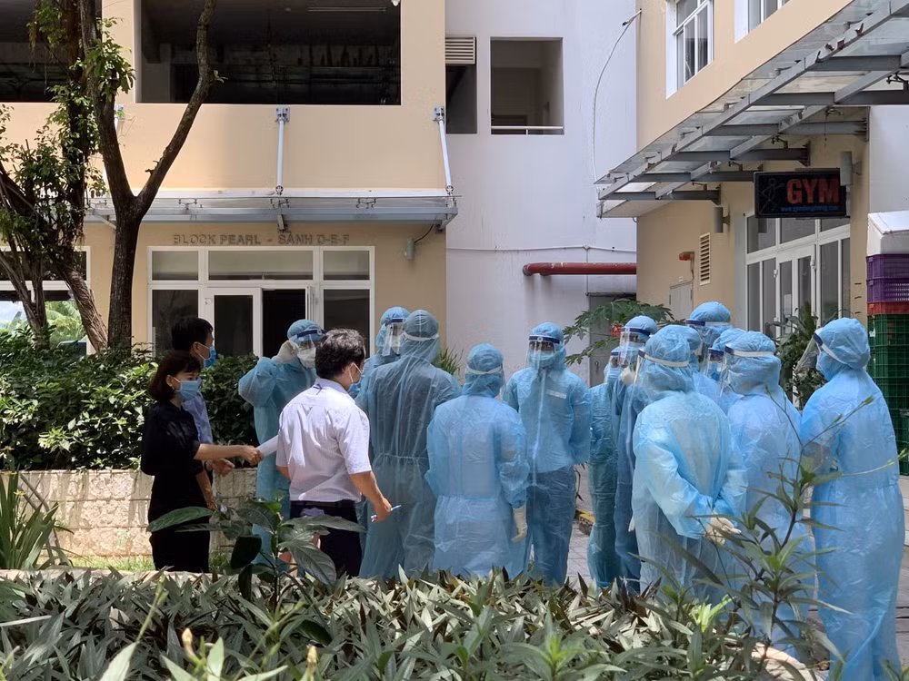Ngành y tế đã xuống lấy mẫu toàn bộ cư dân ở Bolck A1 của chung cư này. Ảnh: baotintuc.vn