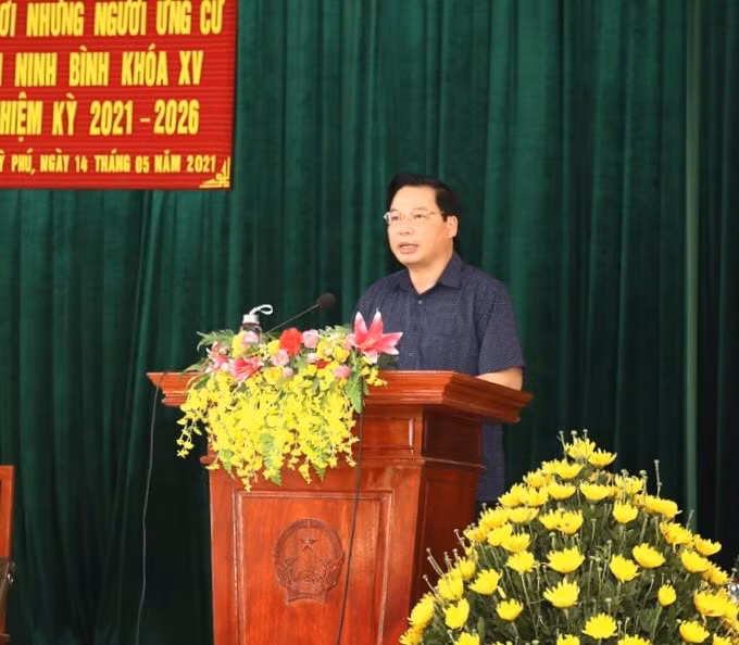 Đồng chí Tống Quang Thìn, TVTU, Phó Chủ tịch Thường trực UBND tỉnh Ninh Bình tại hội nghị tiếp xúc cử tri