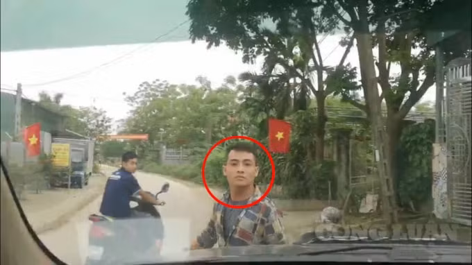 Đối tượng lạ mặt chặn không cho xe phóng viên vào bãi bồi nơi đang khai thác rầm rộ.
