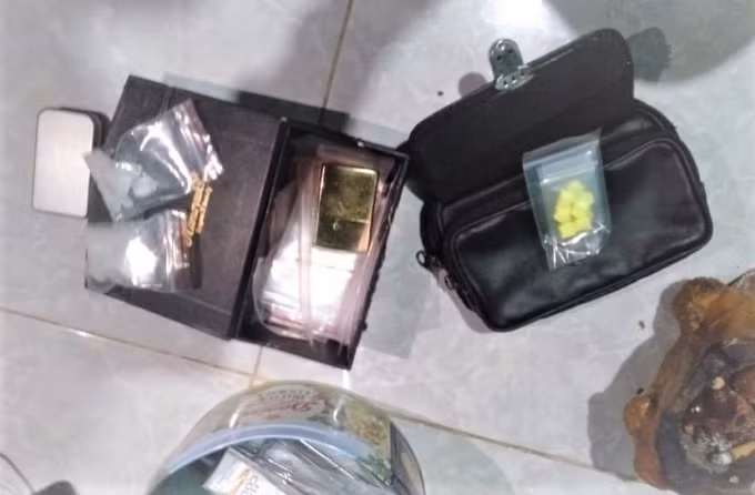 Khám xét khẩn cấp nơi ở của Dũng, cơ quan công an phát hiện thêm 2 gói ma túy đá và 10 viên thuốc lắc.
