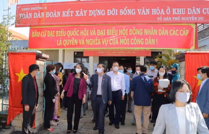 Phó Chủ tịch nước Võ Thị Ánh Xuân kiểm tra thực tế công tác chuẩn bị bầu cử tại Tổ dân phố Nguyễn Du (Phường 9, TP. Đà Lạt)
