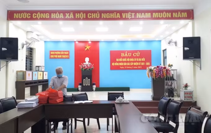 Công tác chuẩn bị cơ sở vật chất, vật tư y tế phòng dịch Covid-19... tại các điểm bỏ phiếu tại Quảng Ninh đã cơ bản hoàn tất. Ảnh: Nguyễn Quân.