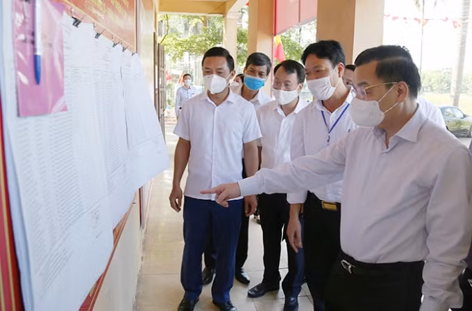 Chủ tịch UBND TP Chu Ngọc Anh kiểm tra thực tế tại khu vực bỏ phiếu số 3, xã Trạch Mỹ Lộc, huyện Phúc Thọ