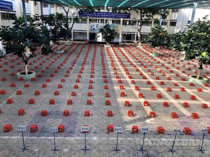 Học sinh được bố trí giữ khoảng cách an toàn được xem là một trong các biện pháp phòng chống dịch covid-19 hiệu quả hiện nay.