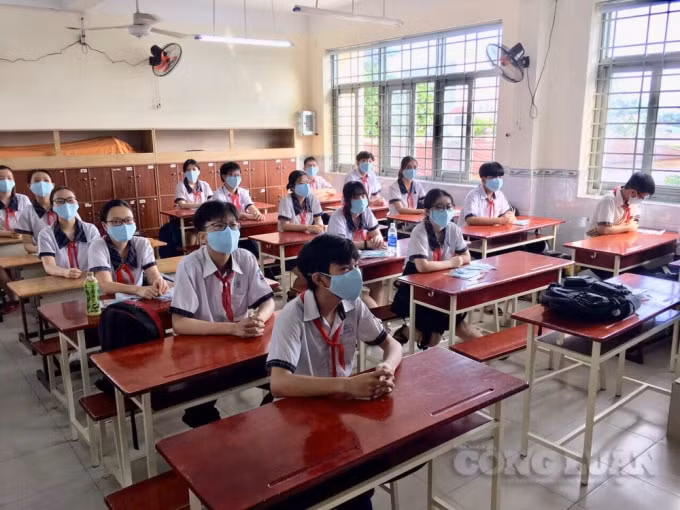 Học online khó khăn, học sinh lớp 9 vẫn phải đến trường để ôn thi.