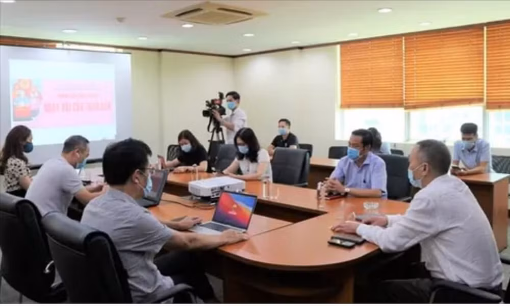 Cán bộ, phóng viên Báo điện tử Đảng Cộng sản Việt Nam thực hiện cuộc phỏng vấn trực tuyến. Ảnh: Hải Hà