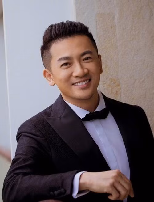 Anh cũng có sự nghiệp rực rỡ với nhiều dấu ấn và giải thưởng công nhận.