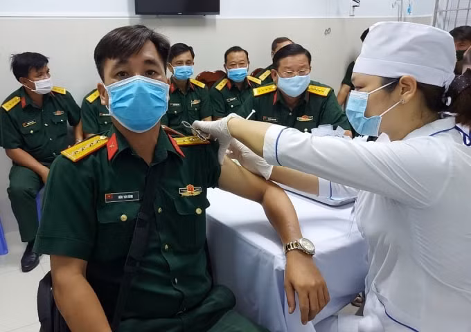 Cán bộ, chiến sỹ được tiêm vắc xin ngừa Covid-19 đợt 2.
