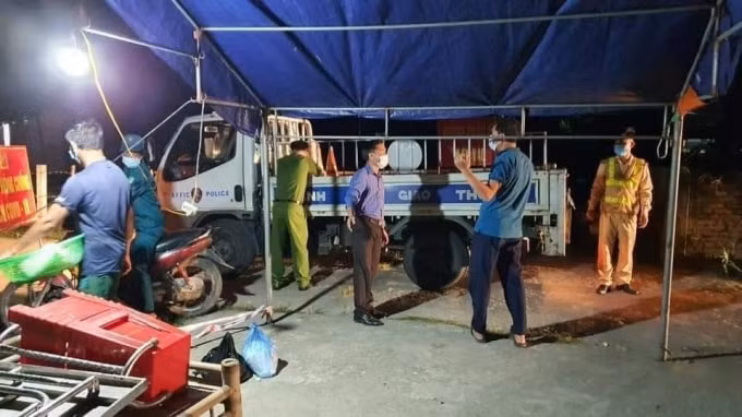 Tối 10/5, lực lượng Công an huyện Thạch Hà dỡ các chốt chặn ngay trong đêm khi có lệnh dỡ phong tỏa.