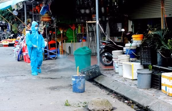 Lực lượng y tế tỉnh Vĩnh Phúc phun khử khuẩn tại thị trấn Yên Lạc. Ảnh: Báo Vĩnh Phúc