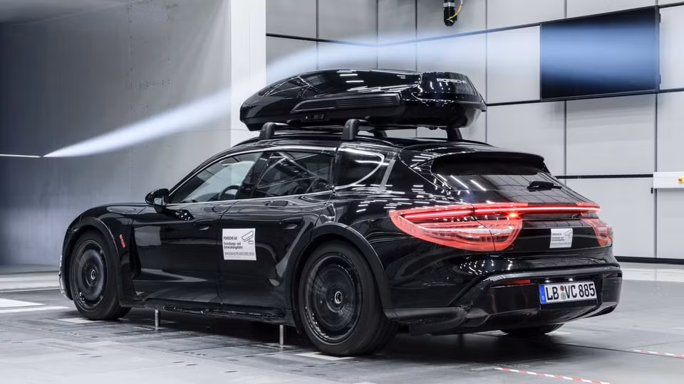 Phụ kiện cốp mui Performance của Porsche. Ảnh: Paultan