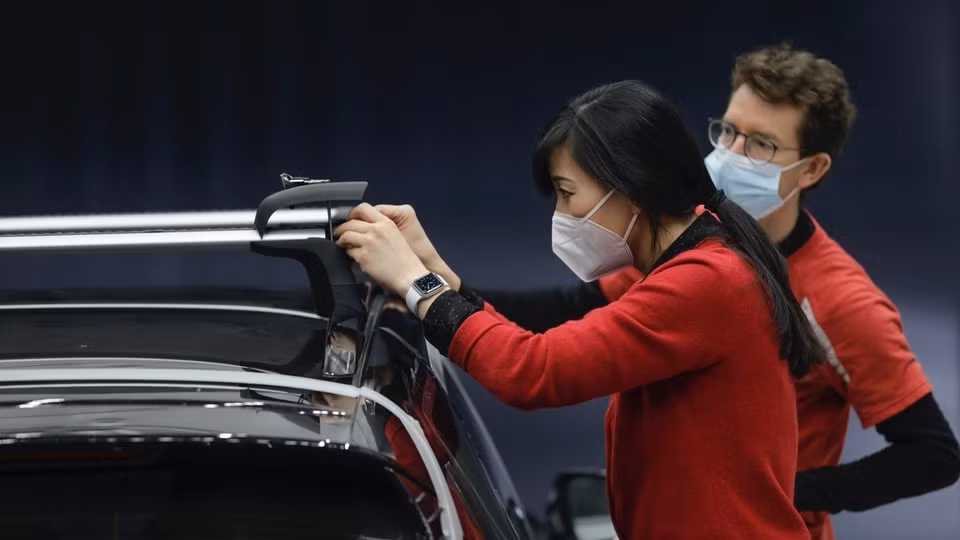 Phụ kiện cốp mui Performance của Porsche. Ảnh: Paultan