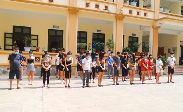 Hình ảnh 33 thanh niên tại cơ quan công an. Ảnh: tuoitre.vn