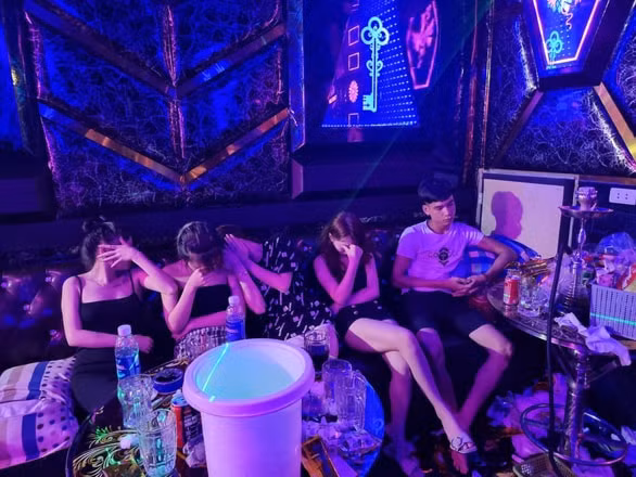 Cơ quan công an bắt quả tang nhóm nam nữ đang tụ tập tại một phòng hát của quán karaoke Bảo Anh. Ảnh: laodong.vn
