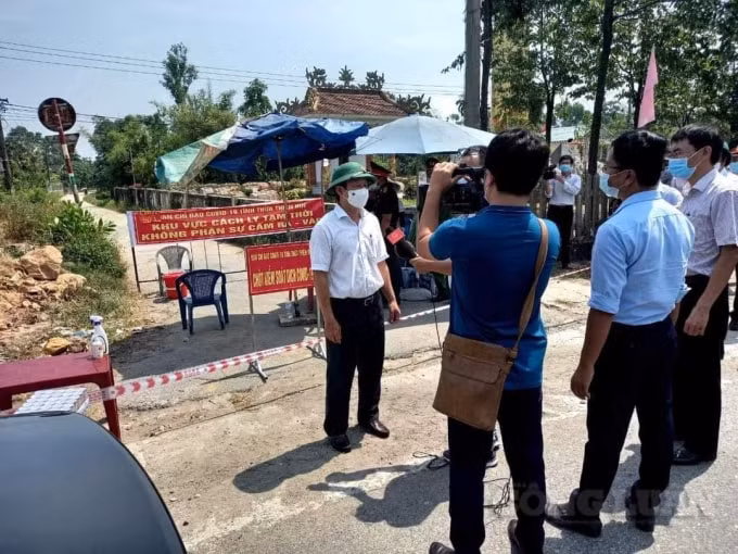 Ông Lê Trường Lứu, Bí thư Tỉnh ủy Thừa Thiên Huế đến hiện trường để chỉ đạo phòng chống dịch.