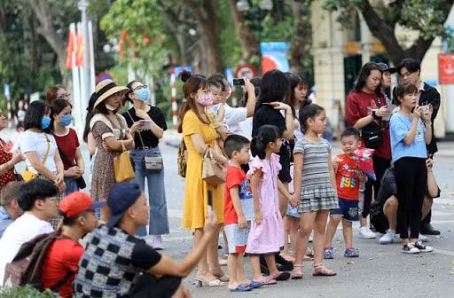 TP. Hà Nội yêu cầu người dân không tụ tập quá 10 người ngoài phạm vi công sở, trường học, bệnh viện và các địa điểm phục vụ công tác bầu cử. Ảnh: minh họa
