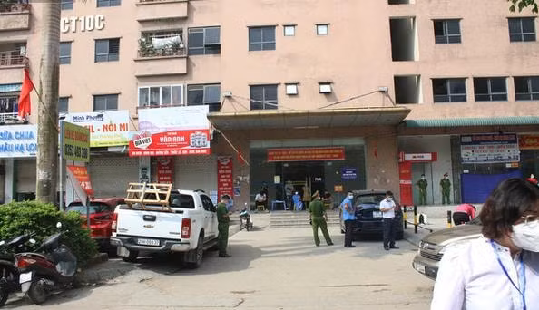 Sáng 11/5, lực lượng chức năng phong tỏa tòa CT10C, chung cư Đại Thanh (xã Tả Thanh Oai, huyện Thanh Trì, Hà Nội) sau khi ghi nhận tại đây có bệnh nhân dương tính với Covid-19. Ảnh: cafebiz.vn