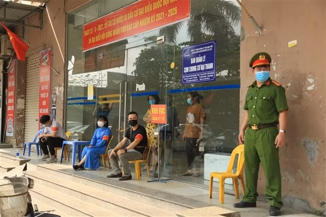Chốt kiểm soát được lập trước sảnh tòa nhà CT10C chung cư Đại Thanh để thực hiện công tác phòng chống dịch. Ảnh: vtc.vn