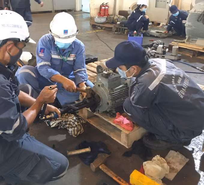 Tại Nhà máy Đạm Phú Mỹ đang tiến hành bảo dưỡng tổng thể, CBCNV đều đeo khẩu trang khi làm việc