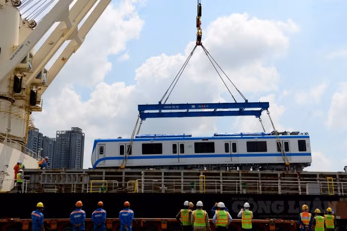 Từ sáng sớm hôm nay, hàng chục công nhân Ban Quản lý Đường sắt đô thị TP. HCM (MAUR) tổ chức giằng dây và chuẩn bị xe siêu trường để vận chuyển toa tàu.
