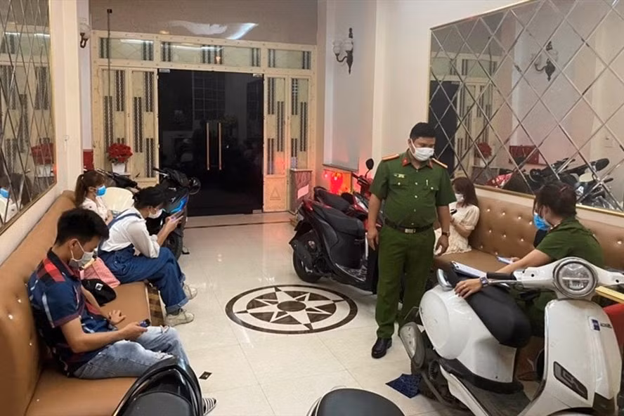 Công an quận Ngô Quyền kiểm tra, phát hiện quán karaoke hoạt động bất chấp, không tuân thủ quy định phòng dịch Covid-19. Ảnh: laodong.vn