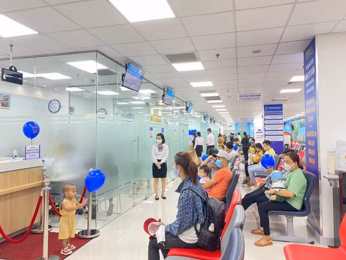 VNVC Bến Tre đón tiếp hơn 500 khách hàng đến chích ngừa vắc xin trong buổi sáng khai trương