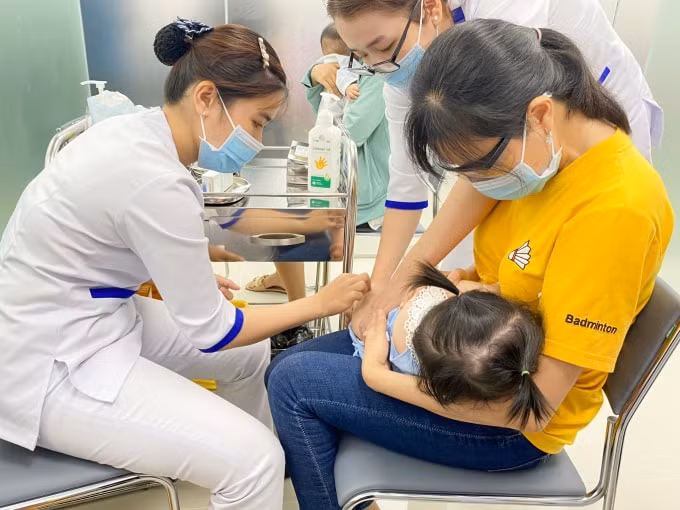 Vắc xin viêm màng não, thuỷ đậu, cúm, tiêu chảy cấp do Rotavirus… là những vắc xin được tiêm nhiều nhất tại VNVC Bến Tre trong ngày khai trương