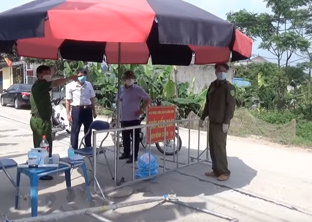 Chốt kiểm tra phòng dịch COVID-19 tại huyện Khoái Châu. Ảnh: TTXVN