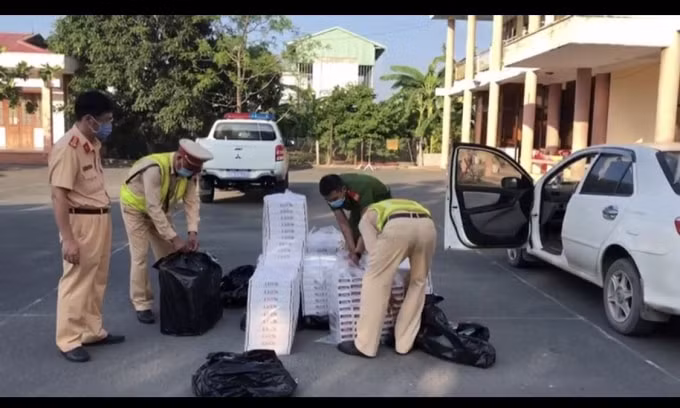 CSGT thu giữ gần 5.000 bao thuốc lá nghi nhập lậu trên cao tốc TP Hồ Chí Minh – Trung Lương.