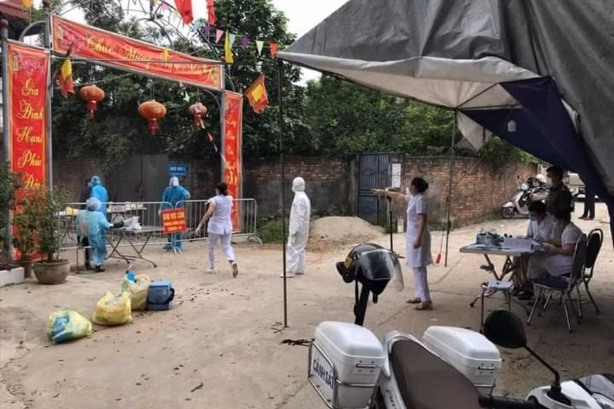 UBND huyện Phúc Thọ vừa quyết định thiết lập khu vực cách ly y tế đối với xã Hiệp Thuận sau khi nơi này ghi nhận 4 trường hợp dương tính Covid-19. Ảnh: TL