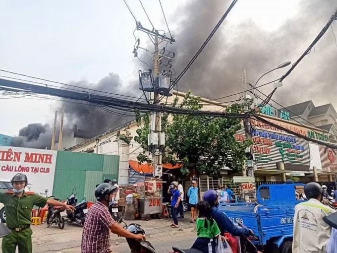 Lực lượng chức năng tiếp cận hiện trường vụ cháy.