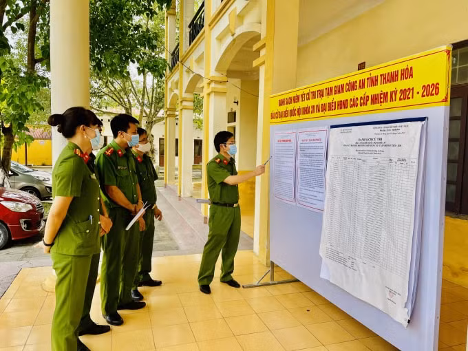 Giám thị Trại tạm giam Công an tỉnh Thanh Hoá đang triển khai công tác bảo vệ Bầu cử tại khu vực niêm yết danh sách cử tri Trại tạm giam. Ảnh: Thái Thanh