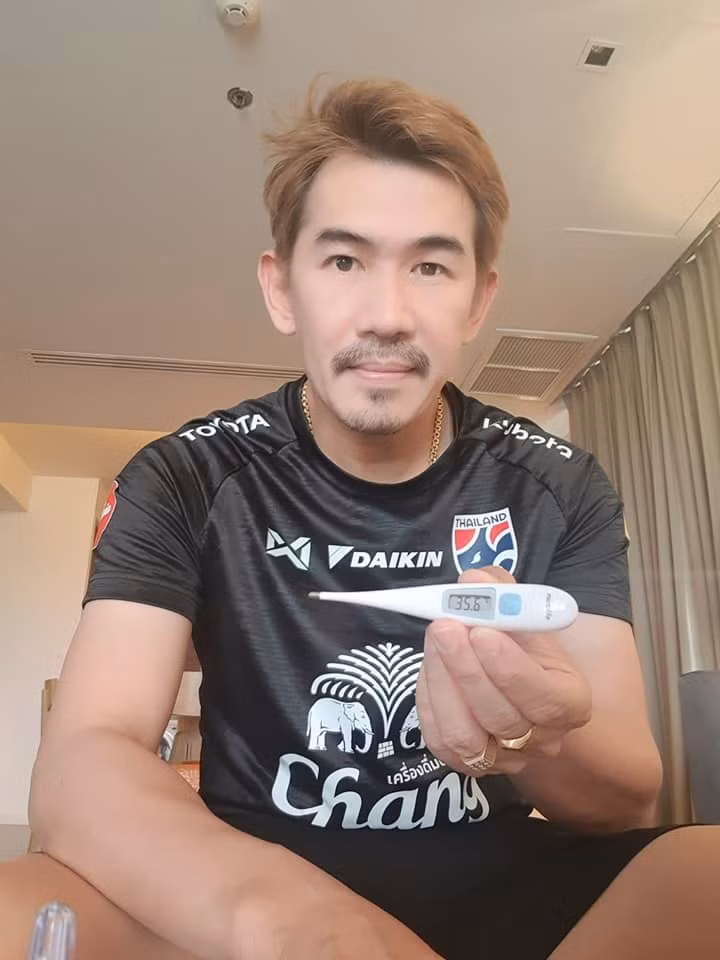 Hình ảnh HLV Anurak trong khoảng thời gian cách ly y tế. Ảnh: internet